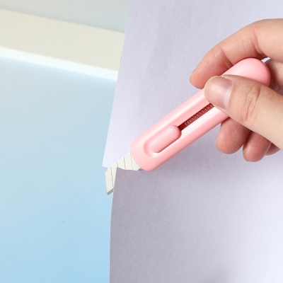 Nożyk Biurowy Mini 12mm ostrze łamane Longreen M410 Deli mix kolor